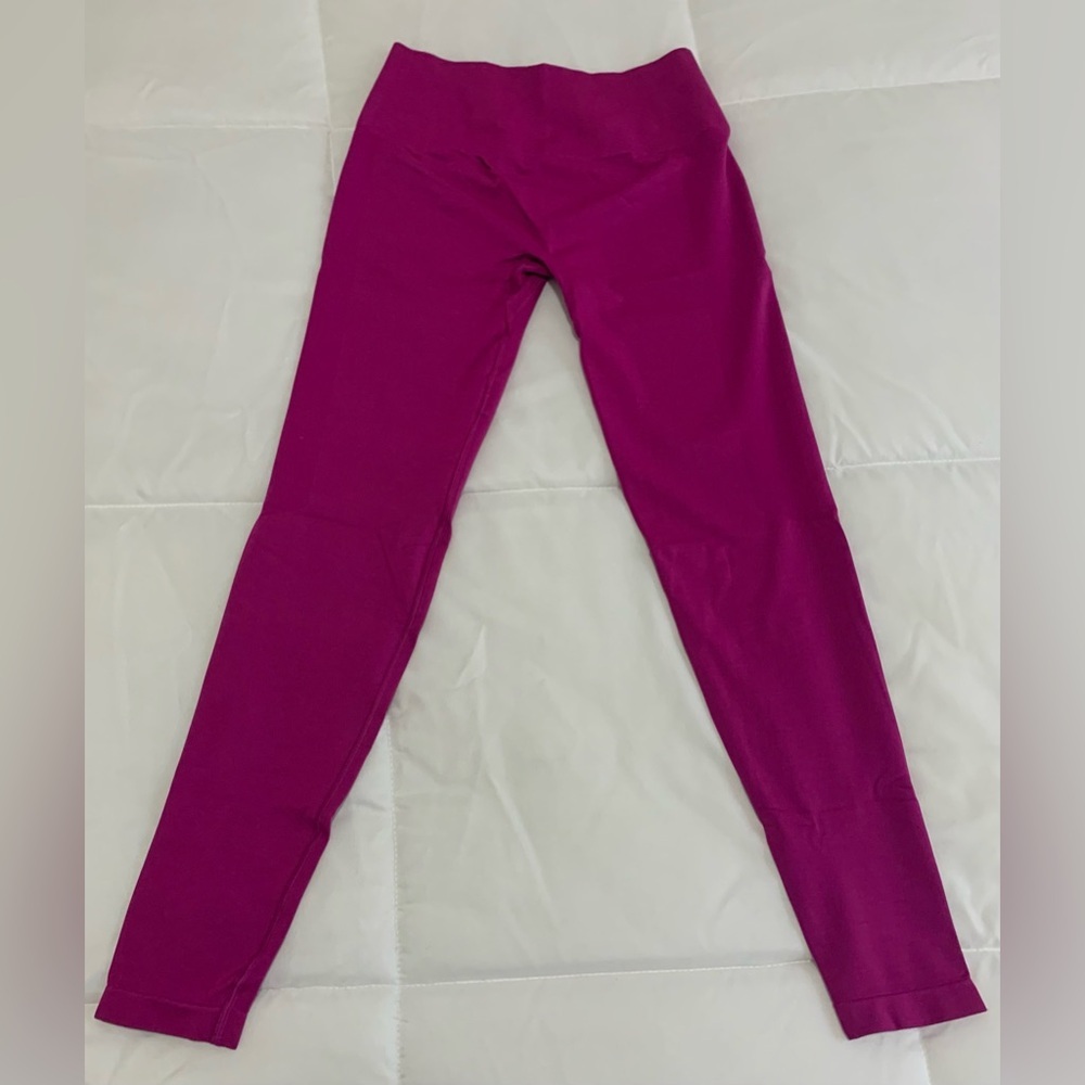 NEW Alphalete Amplify Leggings Size Medium in the colour Candy Crush